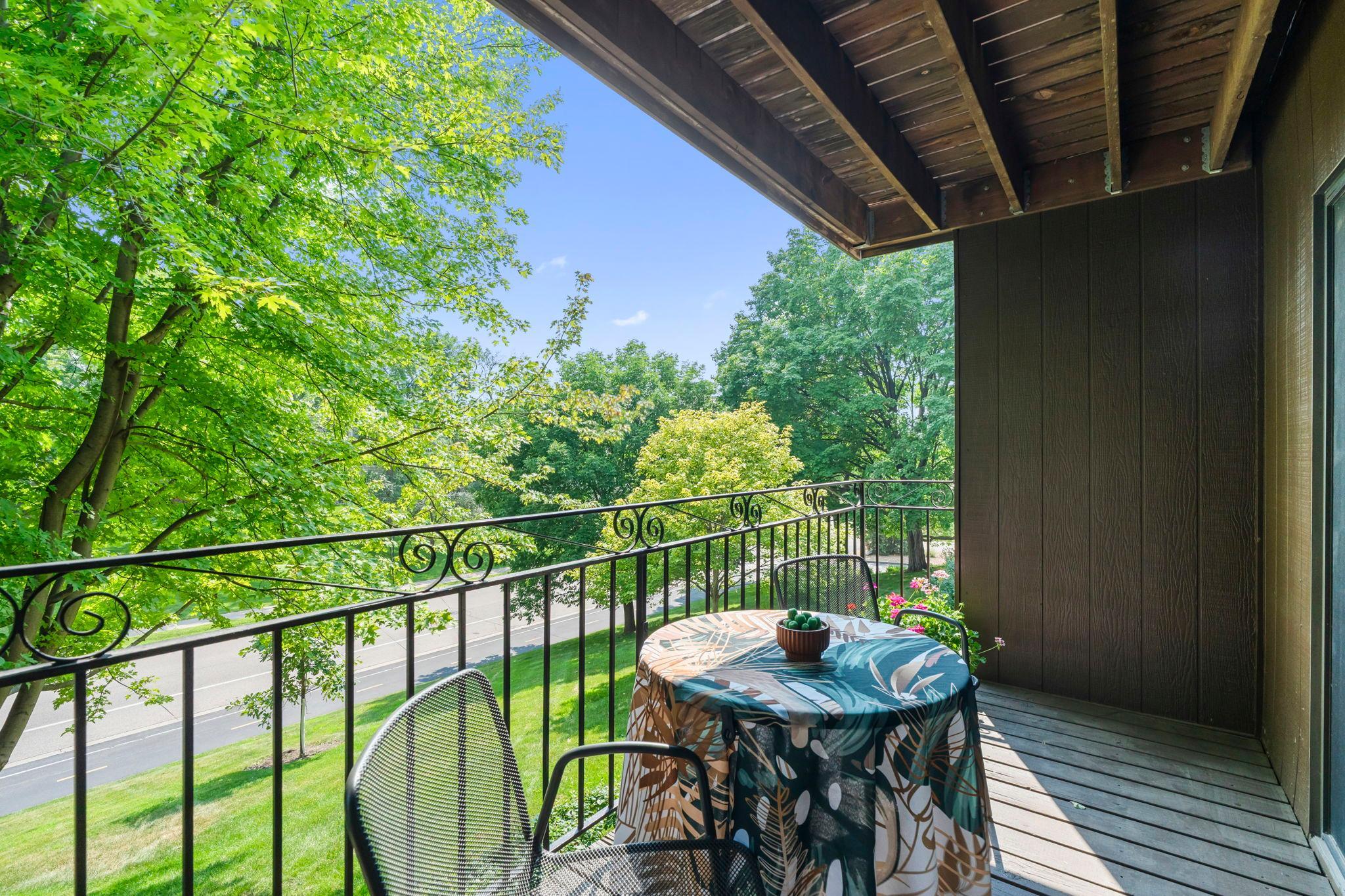 37-web-or-mls-4120 Parklawn Ave 231-163.jpg
