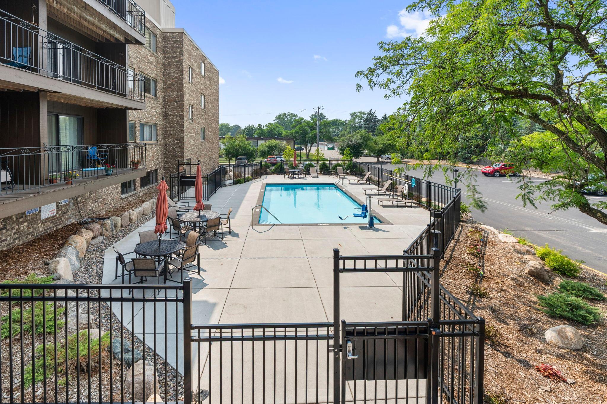 42-web-or-mls-4120 Parklawn Ave 231-48.jpg