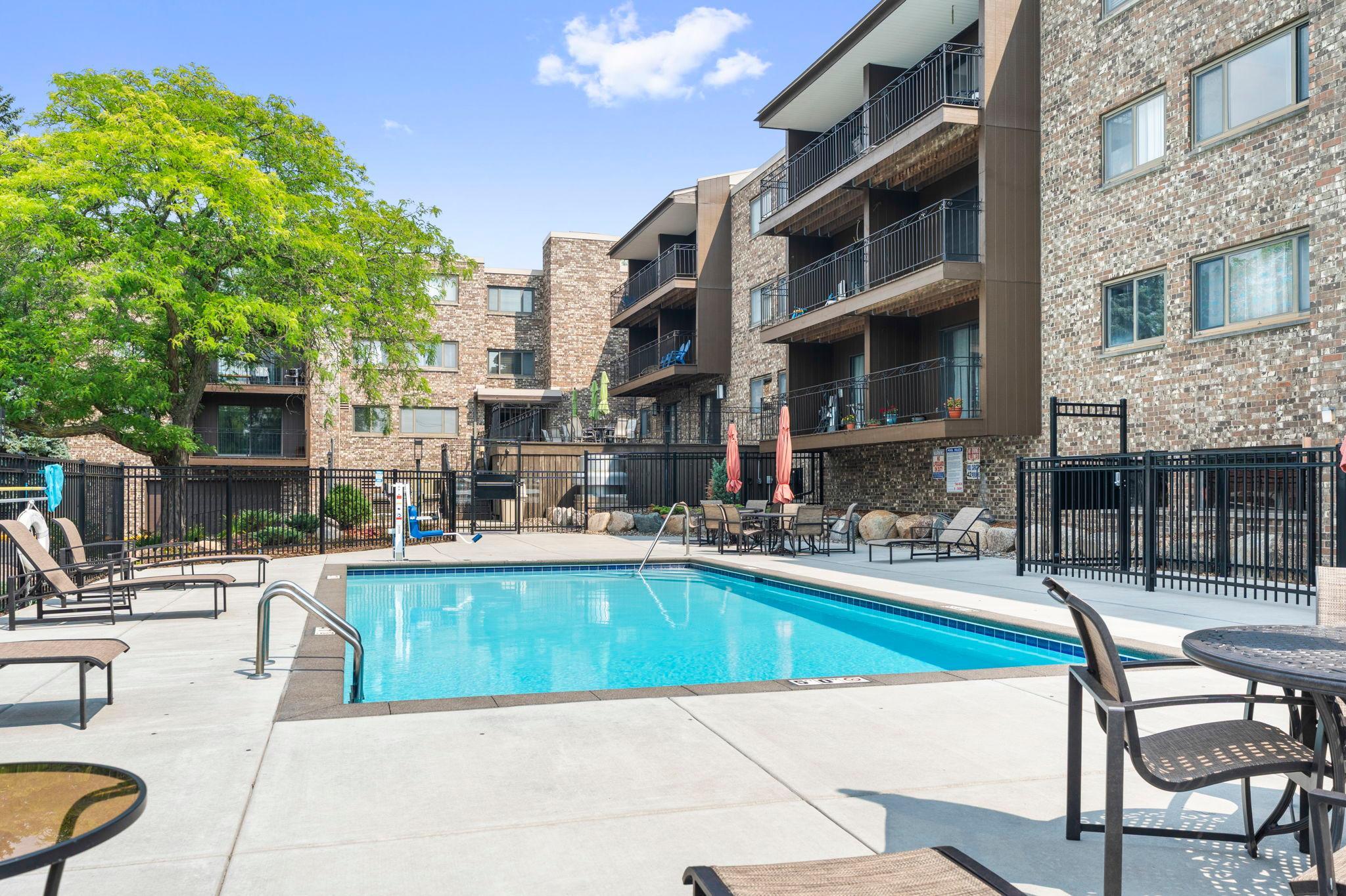46-web-or-mls-4120 Parklawn Ave 231-70.jpg