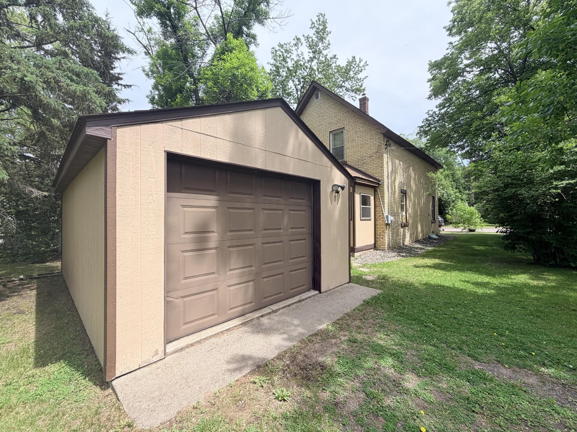 1 stall detached garage
