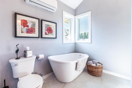en-suite bathroom with soaking tub