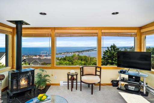615 W 6th Street, Duluth, MN 55806