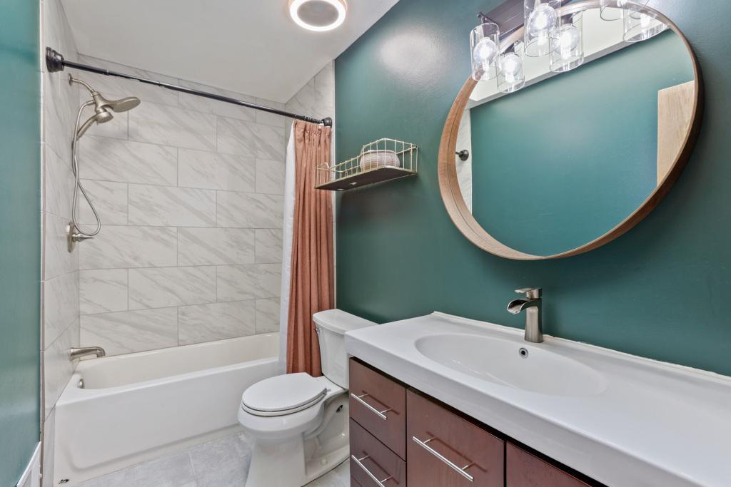 Upstairs Full Bathroom