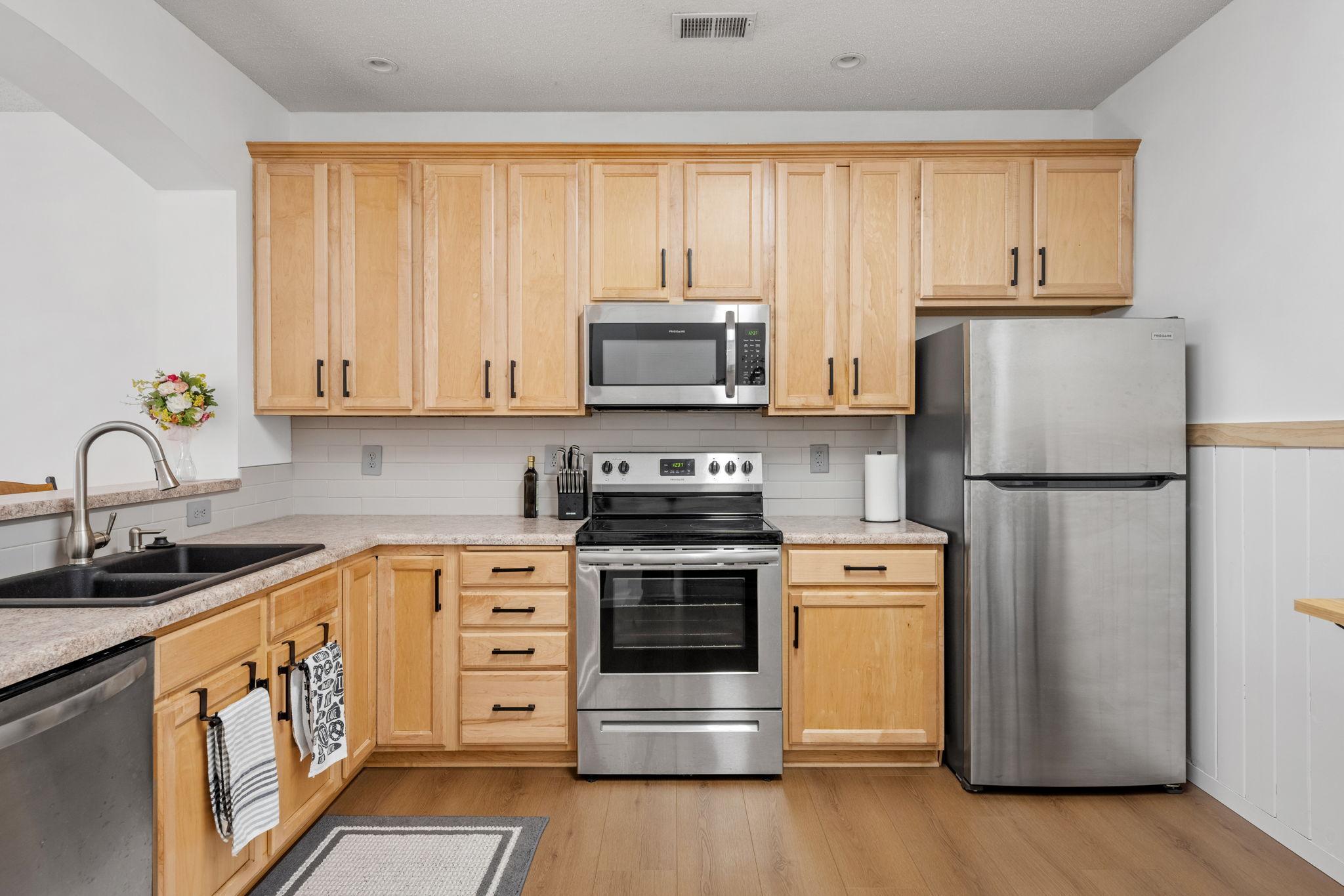 17-web-or-mls-8487 Forestview Ln-17.jpg