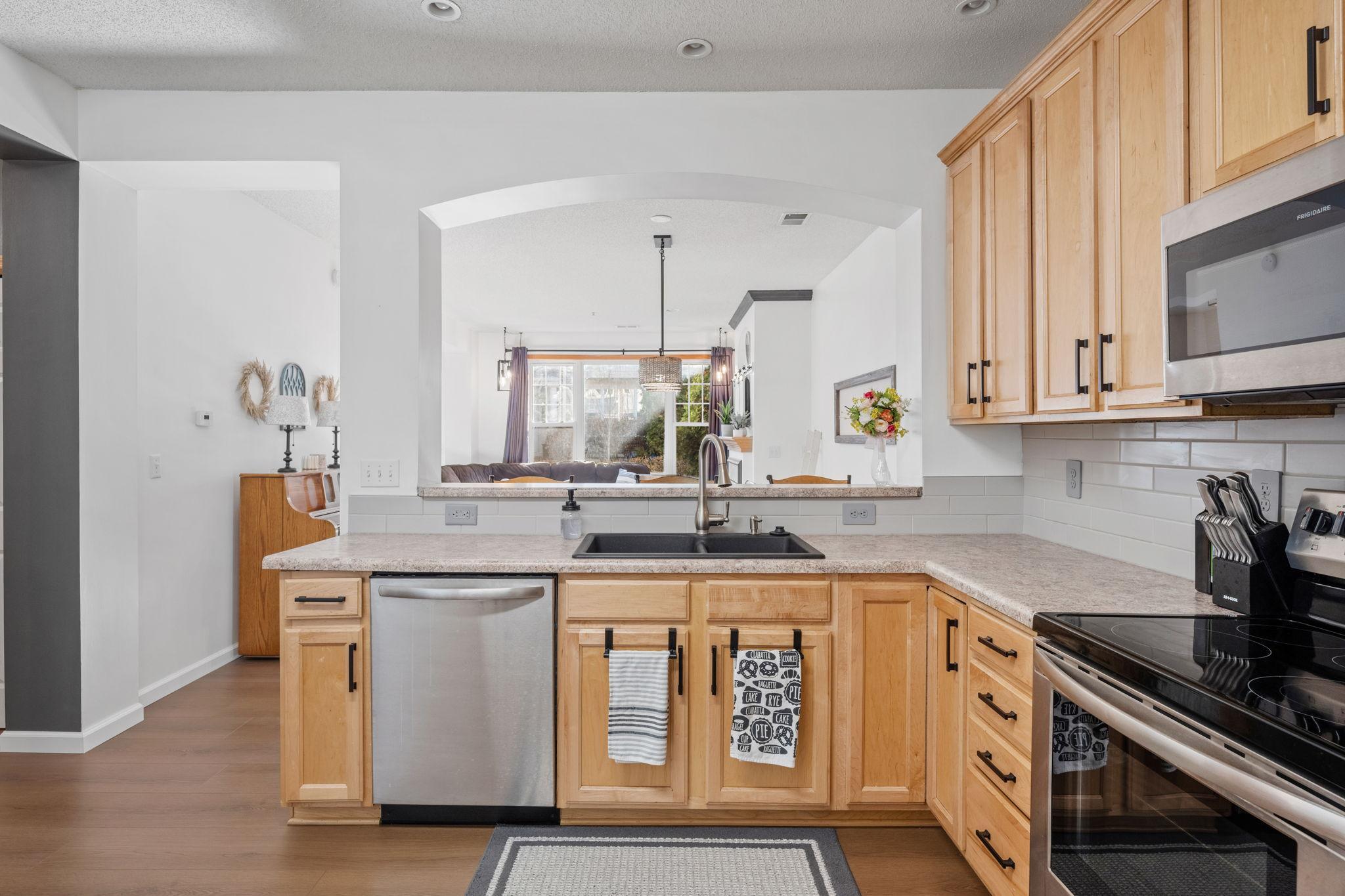 20-web-or-mls-8487 Forestview Ln-20.jpg