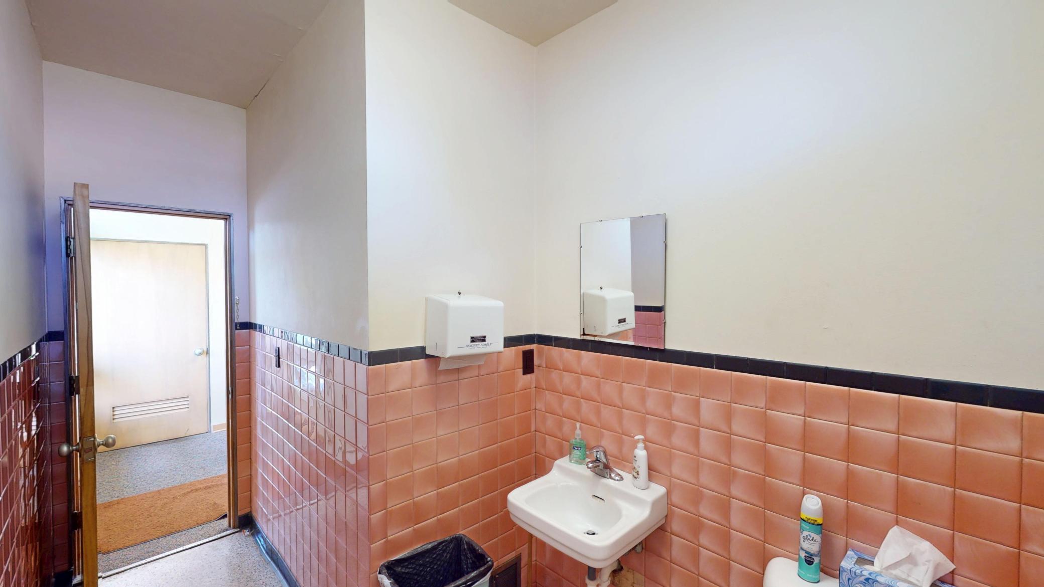 Mens Bath.jpg