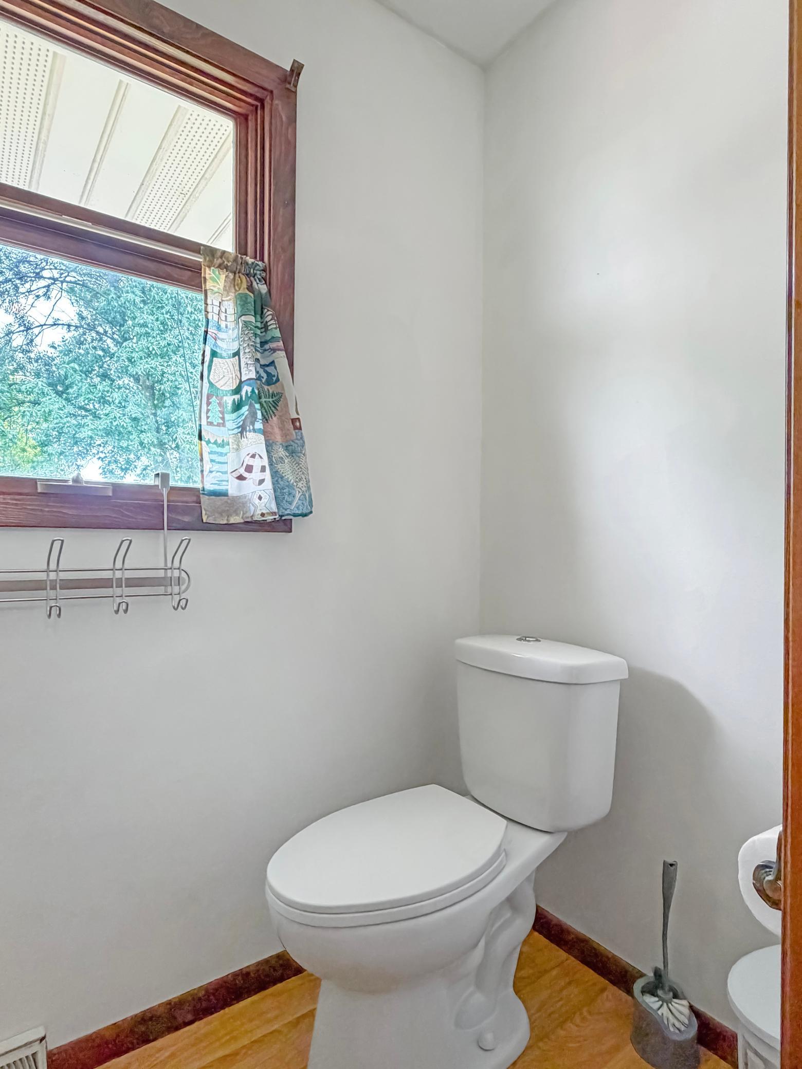 Main floor 1/2 bath