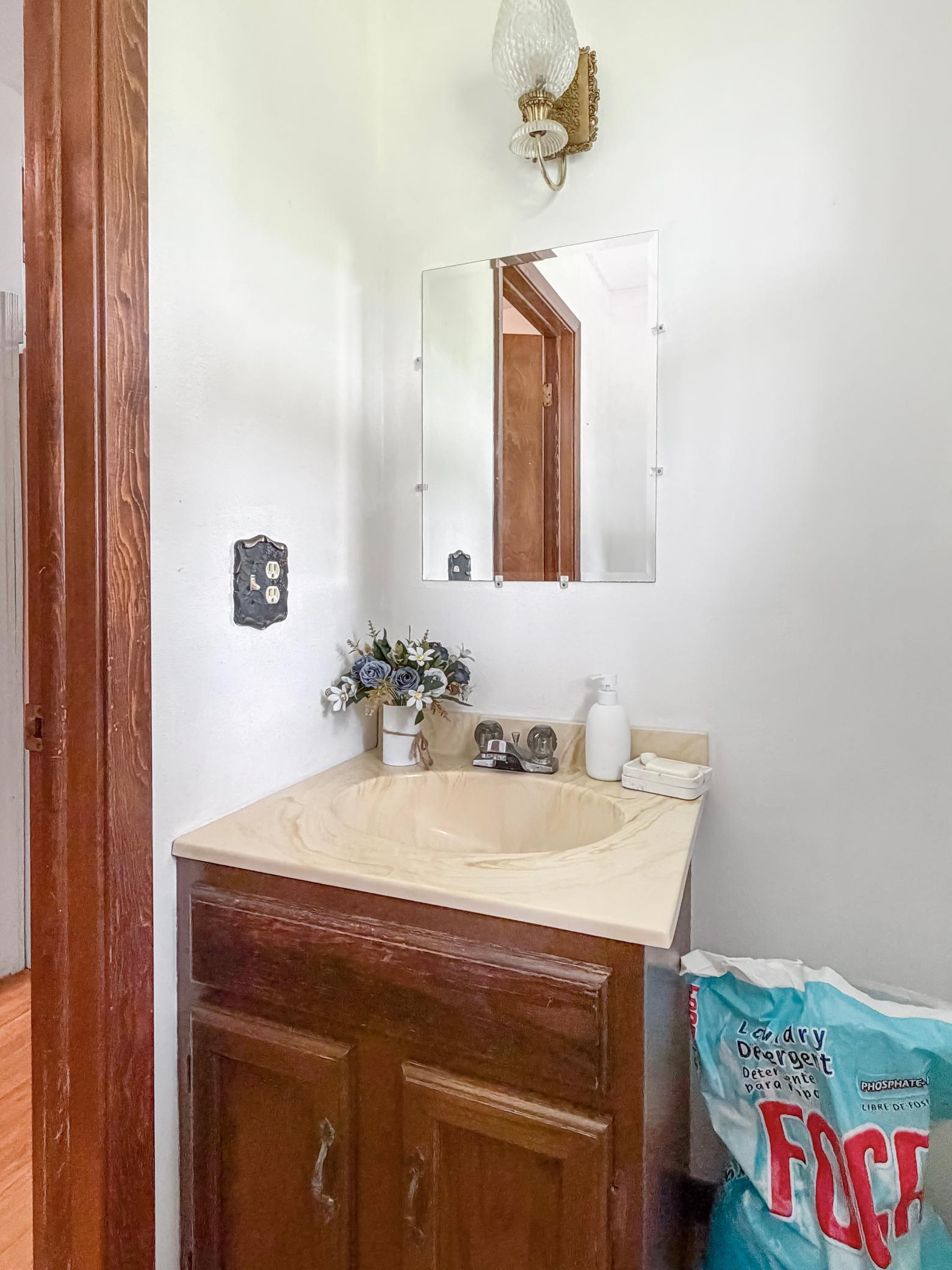 Main floor 1/2 bath