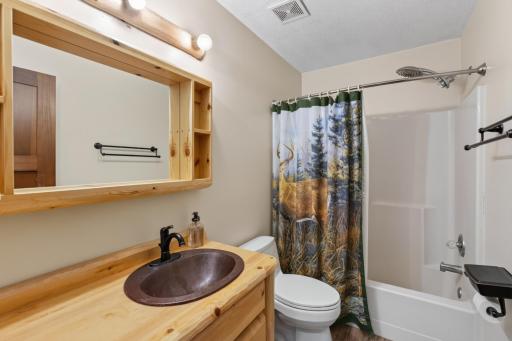 Full upstairs bathroom for 2 secondary bedrooms