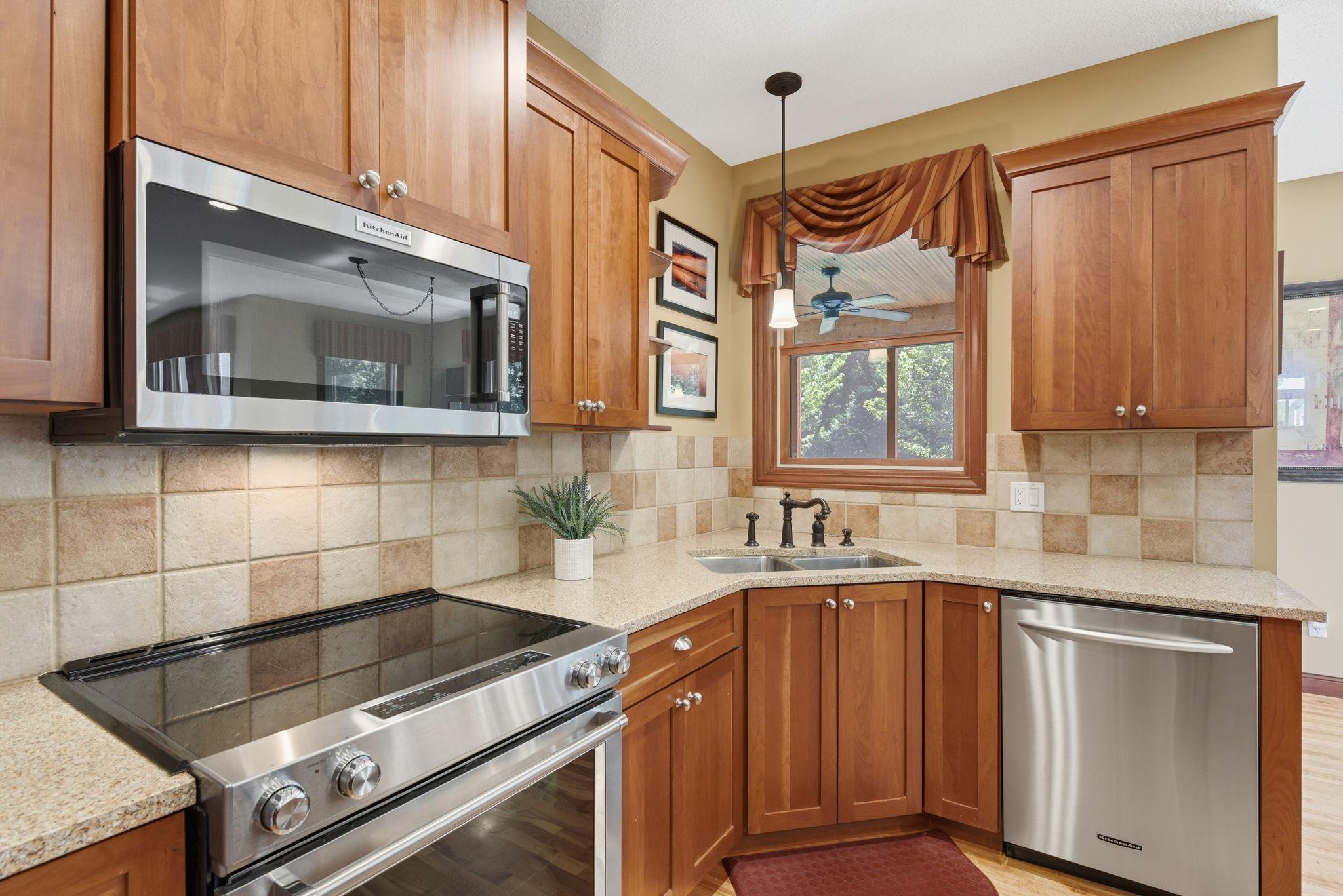 Kitchen sink w/lookout window