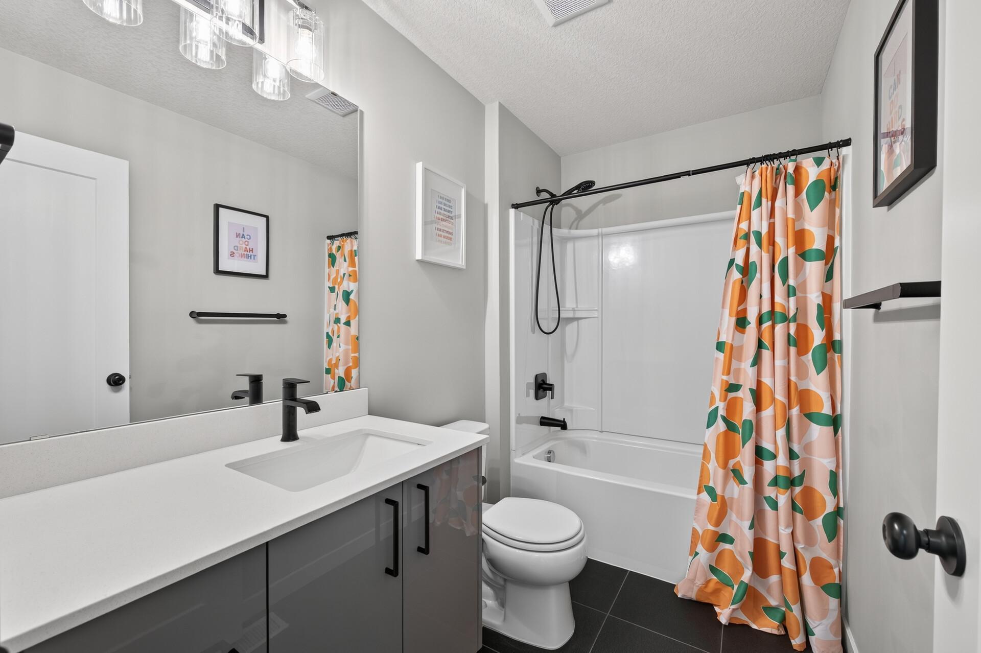 Upper-level full bathroom