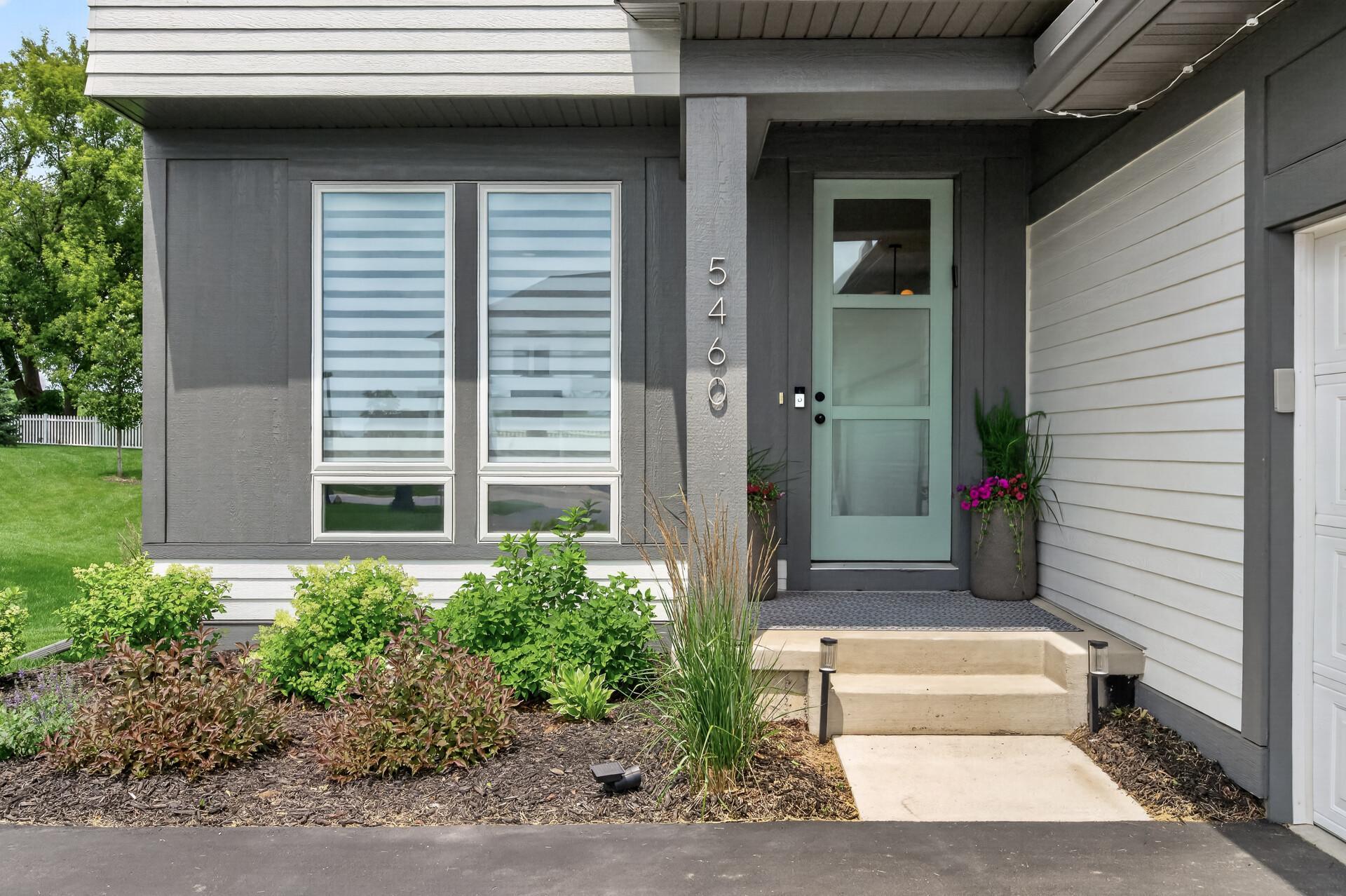 Stunning RT Urban home with upgraded finishes, inviting front entry way and so much to love!