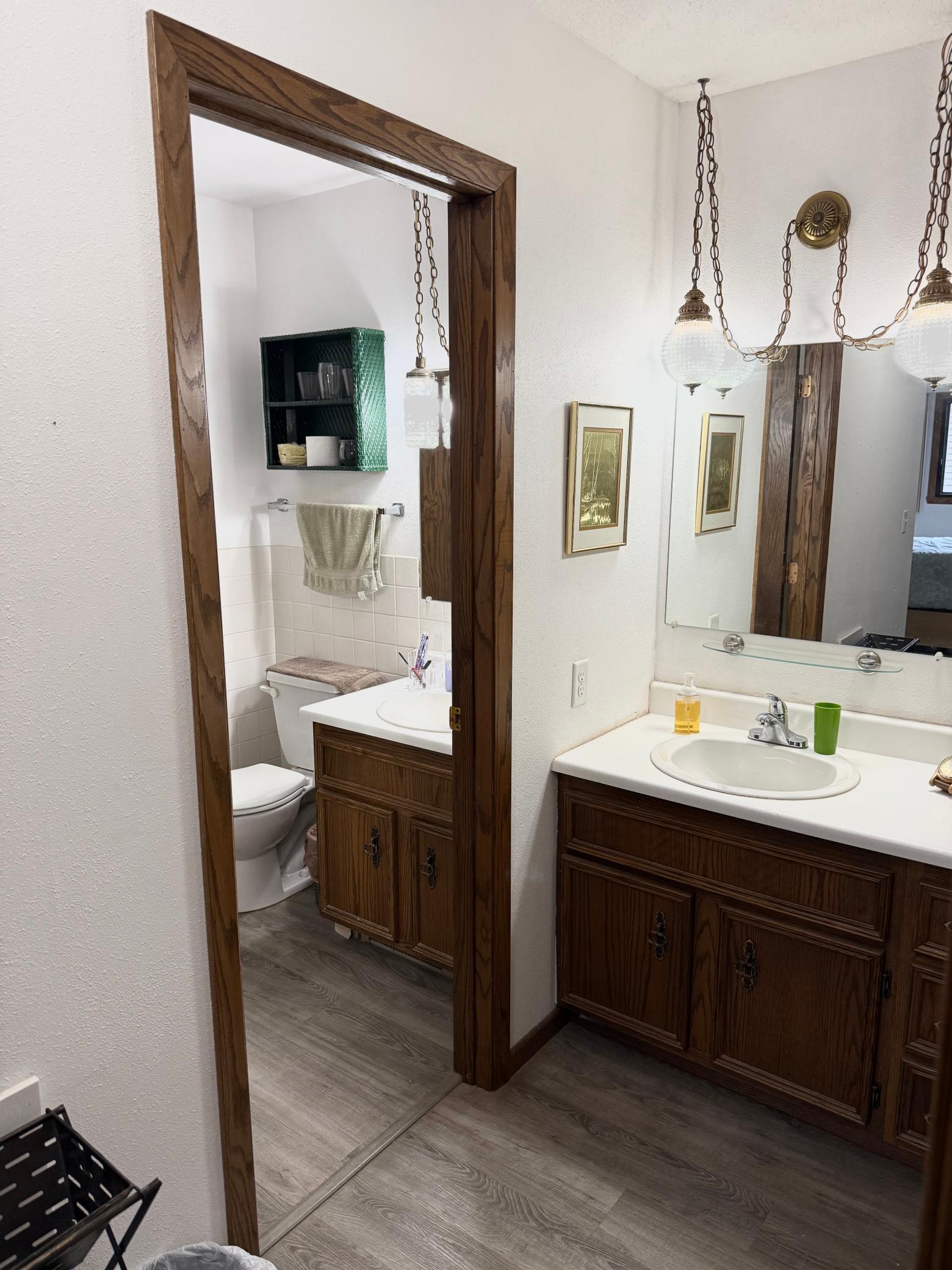 Hollywood bath from primary