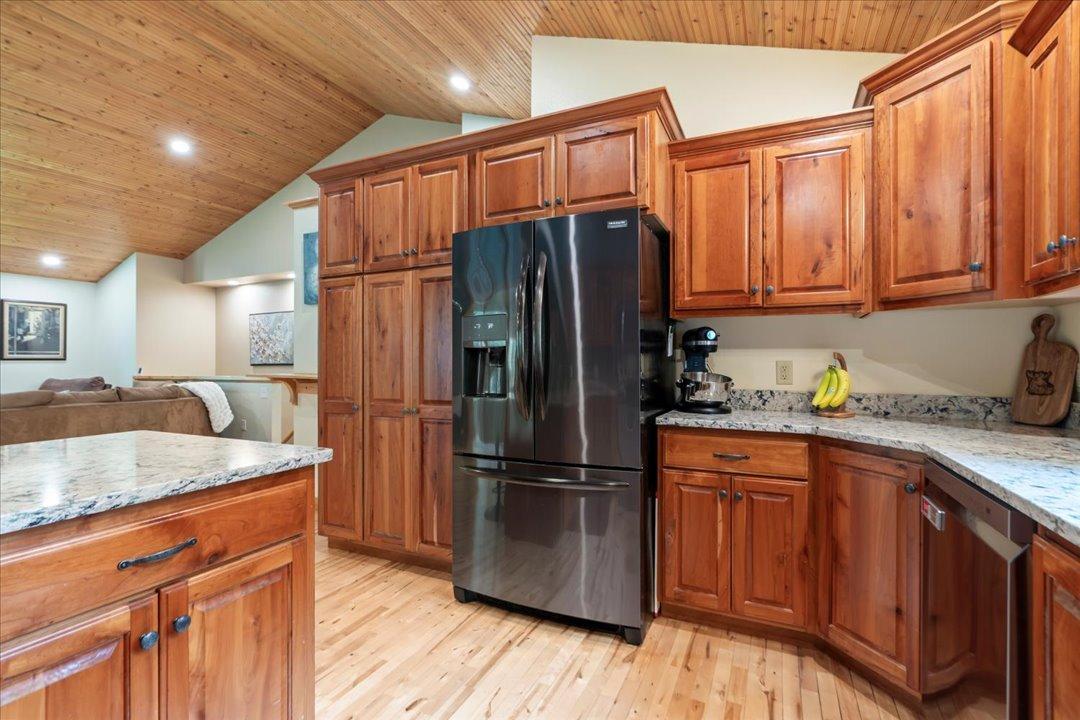 Beautiful Hardwood Floors / Granite Counter Tops
