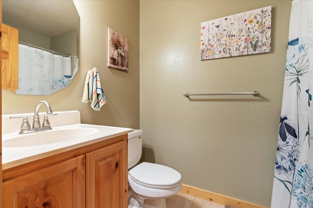 Full Bathroom / Main Level