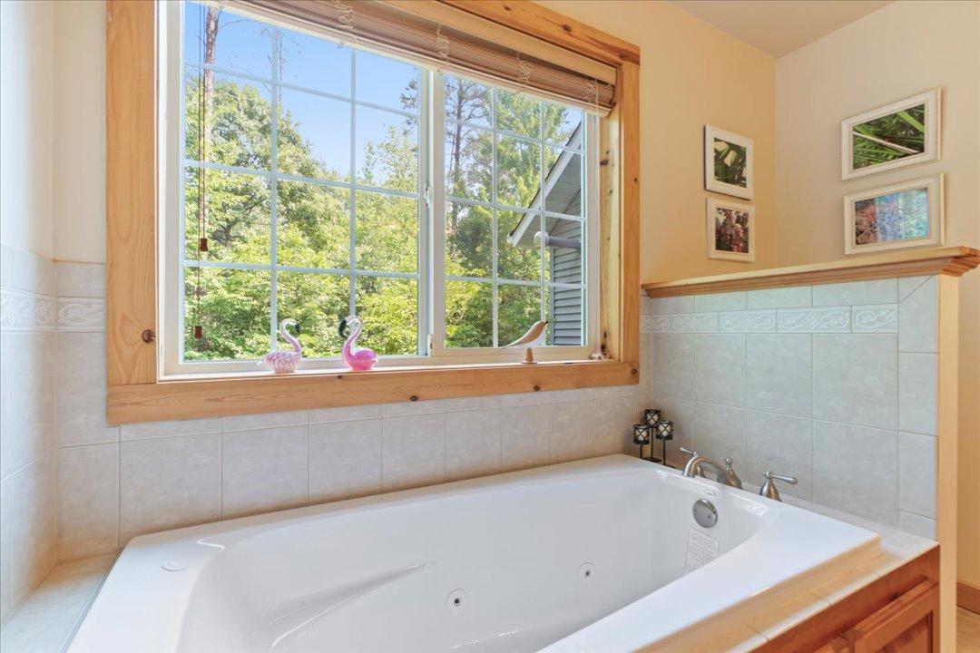 Primary Bath Soaking Tub / Main Level