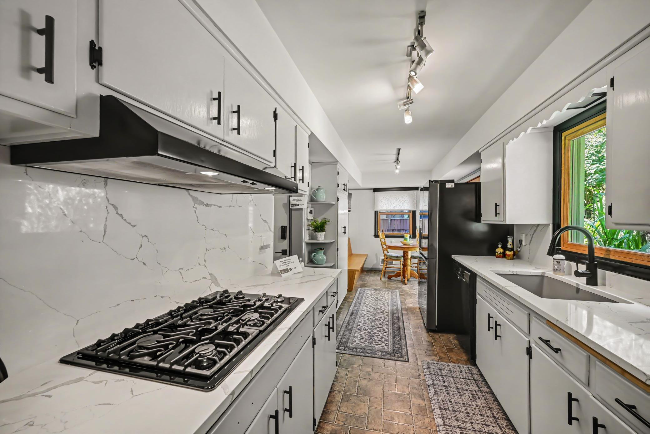 Kitchen w/ new quartz countertops