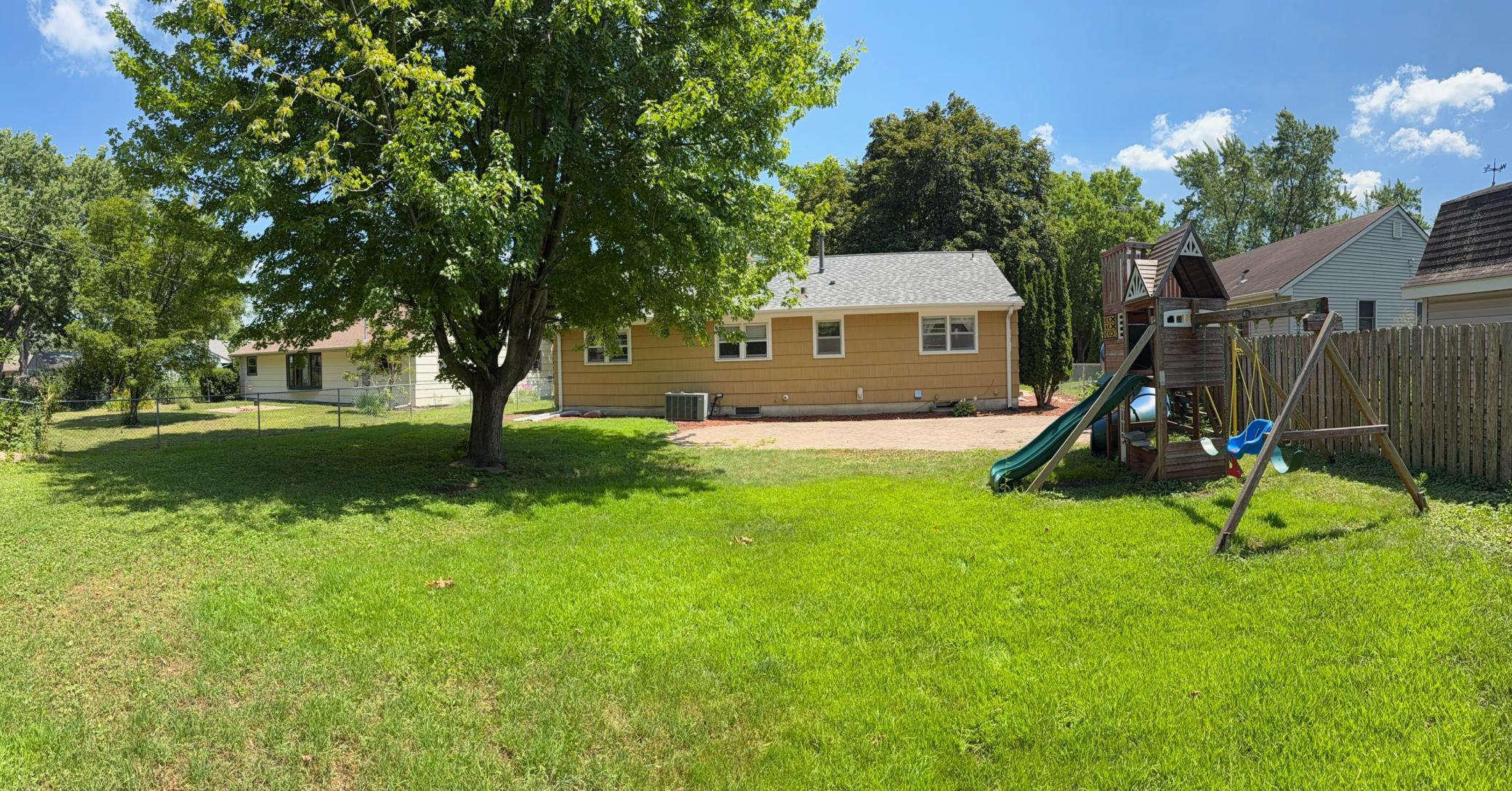 LARGE BACK YARD