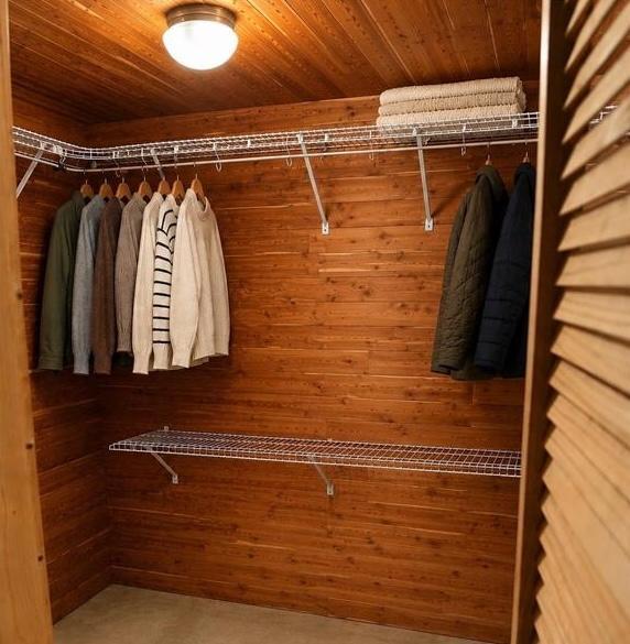 LL LARGE CEDAR CLOSET