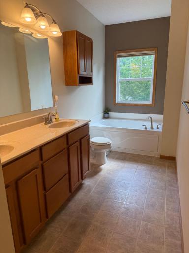 10_9605master_bath.jpeg