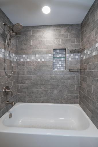 Upper level full bath tub/shower with tile surround