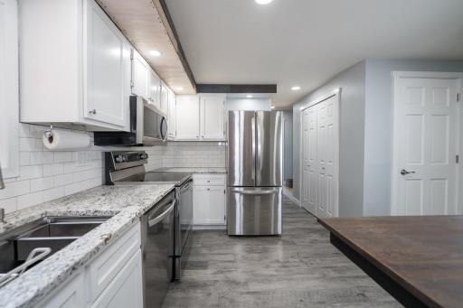 Kitchen w/granite countertops and newer appliances