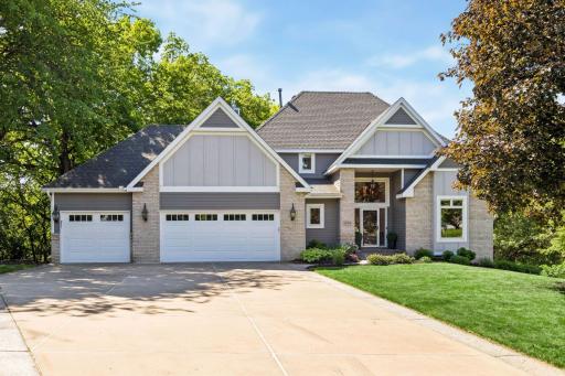 Let's check the boxes: mature neighborhood ? cul-de-sac ? lakefront ? over an acre ? close to everything ?. Yes, this one really does have it all.