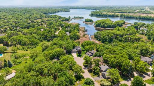 Let's check the boxes: mature neighborhood ? cul-de-sac ? lakefront ? over an acre ? close to everything ?. Yes, this one really does have it all.