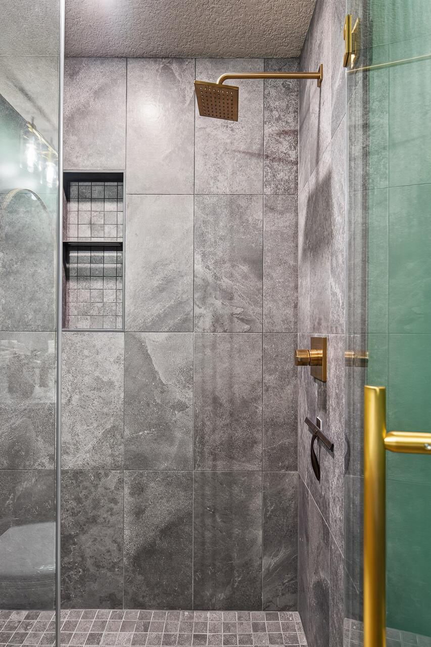 Beautifully tiled walkin shower