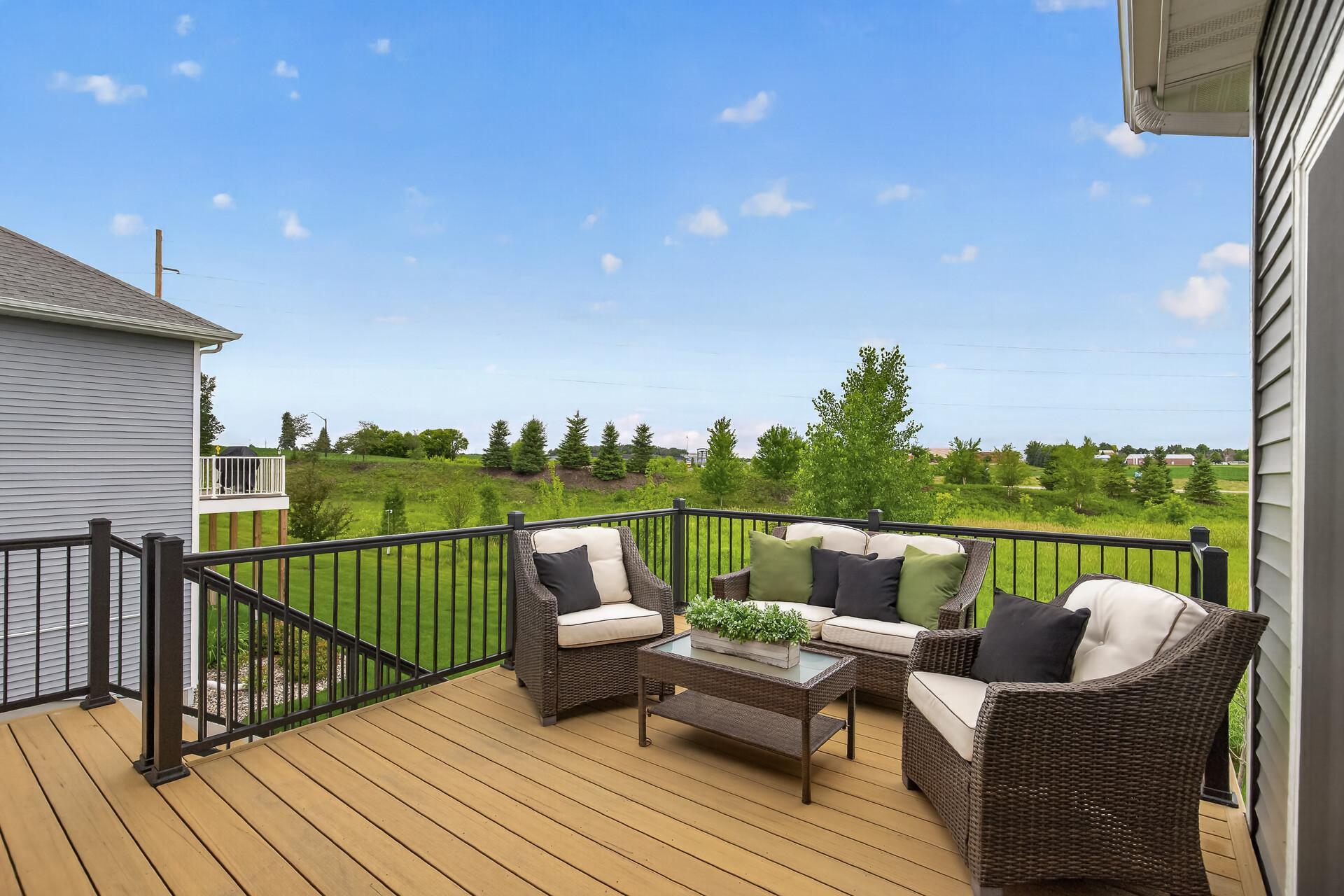 No neighbors to the back. Enjoy the veiw from deck.