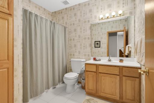 7081 Crowne Oak Road, Eden Prairie, MN 55344