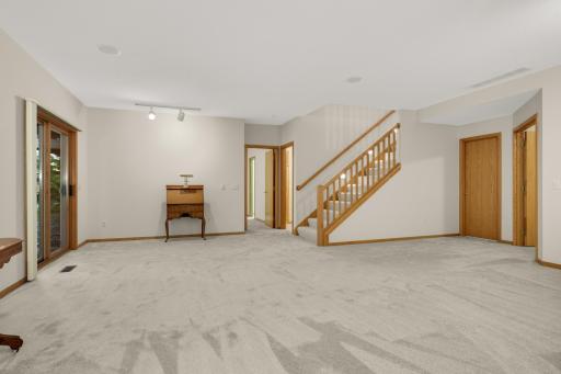 7081 Crowne Oak Road, Eden Prairie, MN 55344