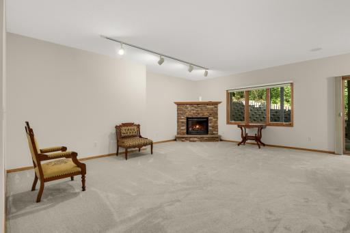 7081 Crowne Oak Road, Eden Prairie, MN 55344