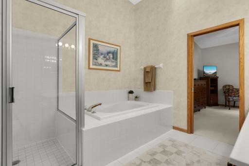 7081 Crowne Oak Road, Eden Prairie, MN 55344