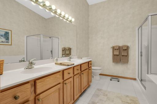 7081 Crowne Oak Road, Eden Prairie, MN 55344