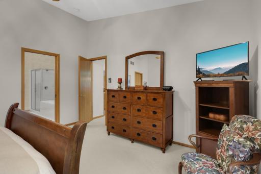 7081 Crowne Oak Road, Eden Prairie, MN 55344
