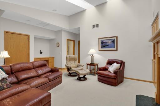 7081 Crowne Oak Road, Eden Prairie, MN 55344