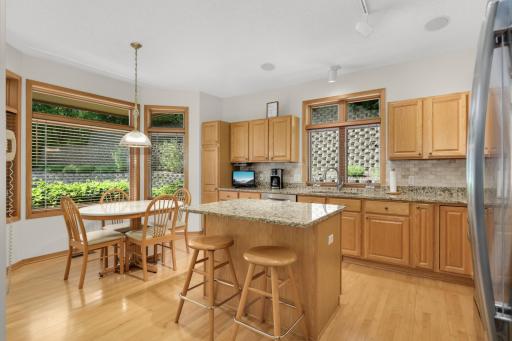 7081 Crowne Oak Road, Eden Prairie, MN 55344