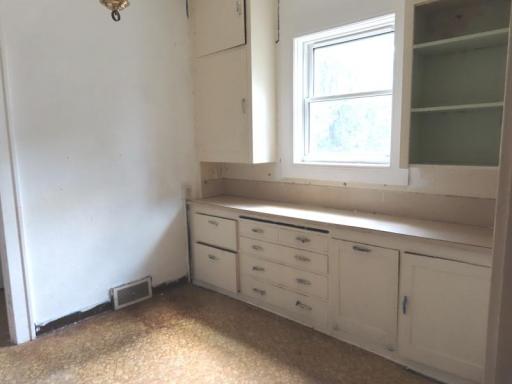320 kitchen.jpg