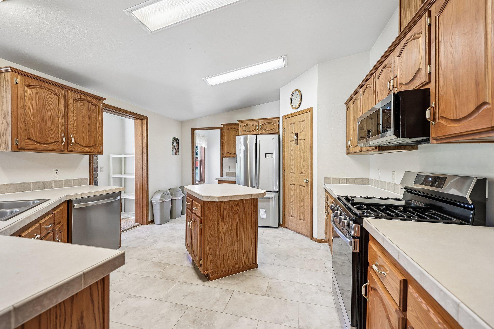 18-web-or-mls-Jasper St NW-S1407-016.jpg