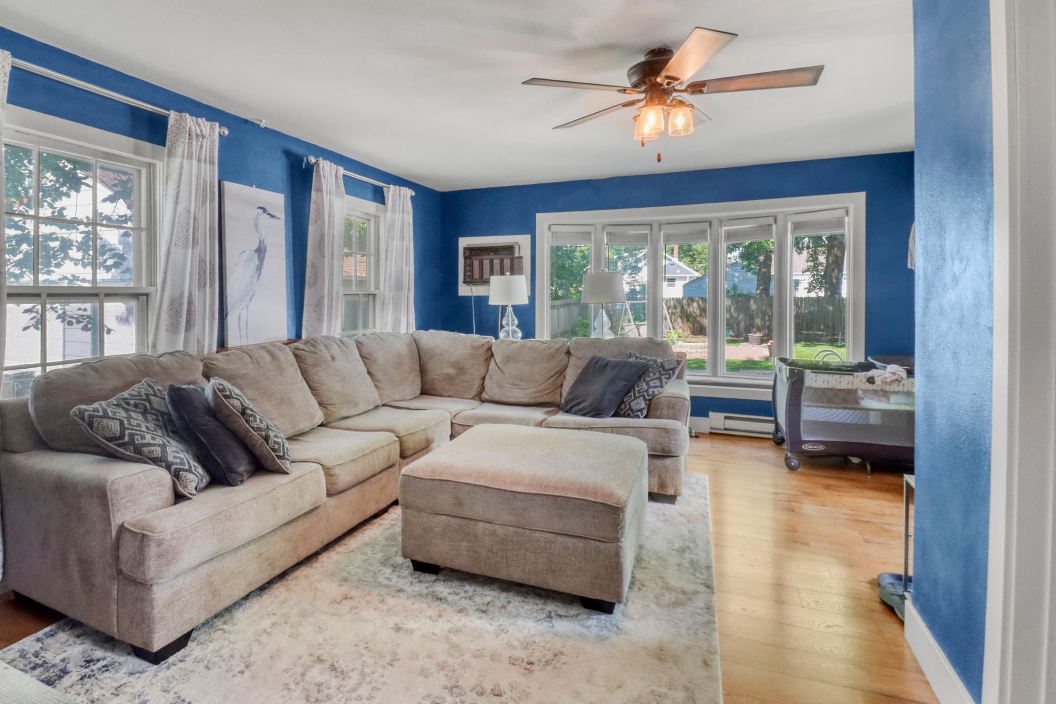 Familyroom1_0.JPG