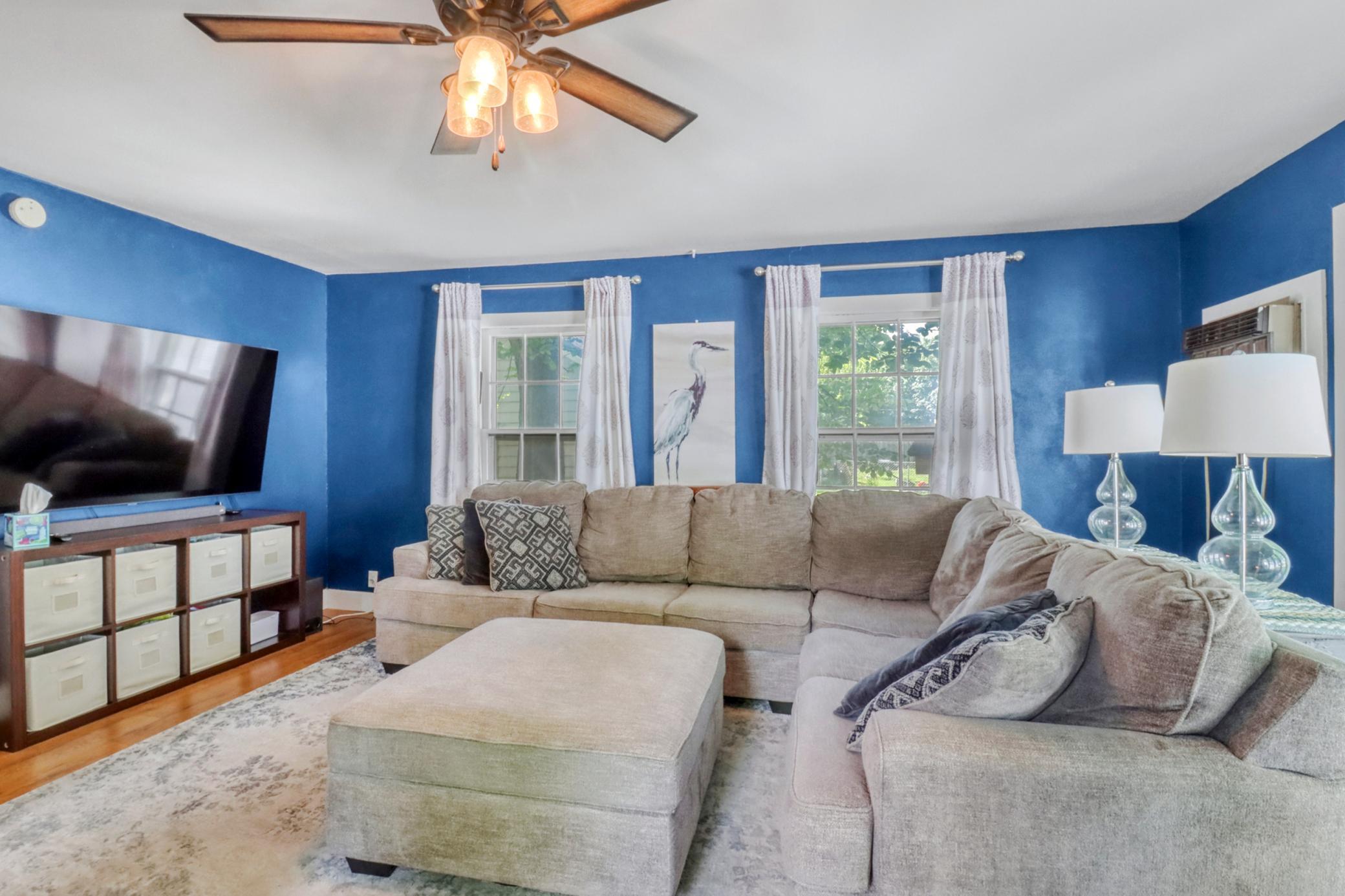 Familyroom1_3.JPG