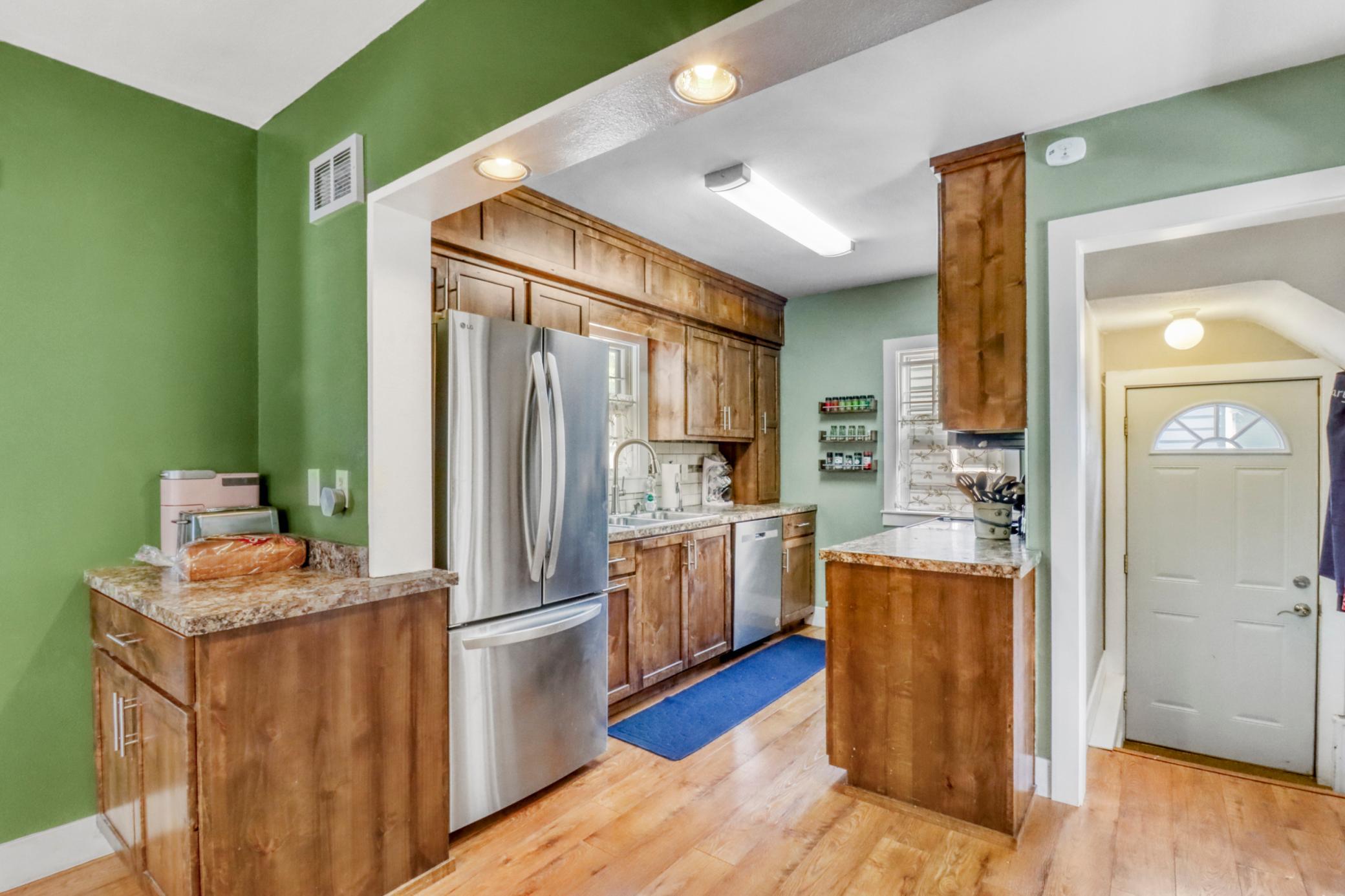 Kitchen1_1.JPG