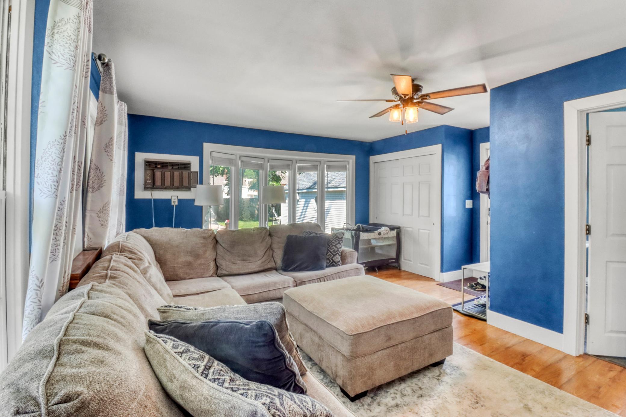 Familyroom1_4.JPG