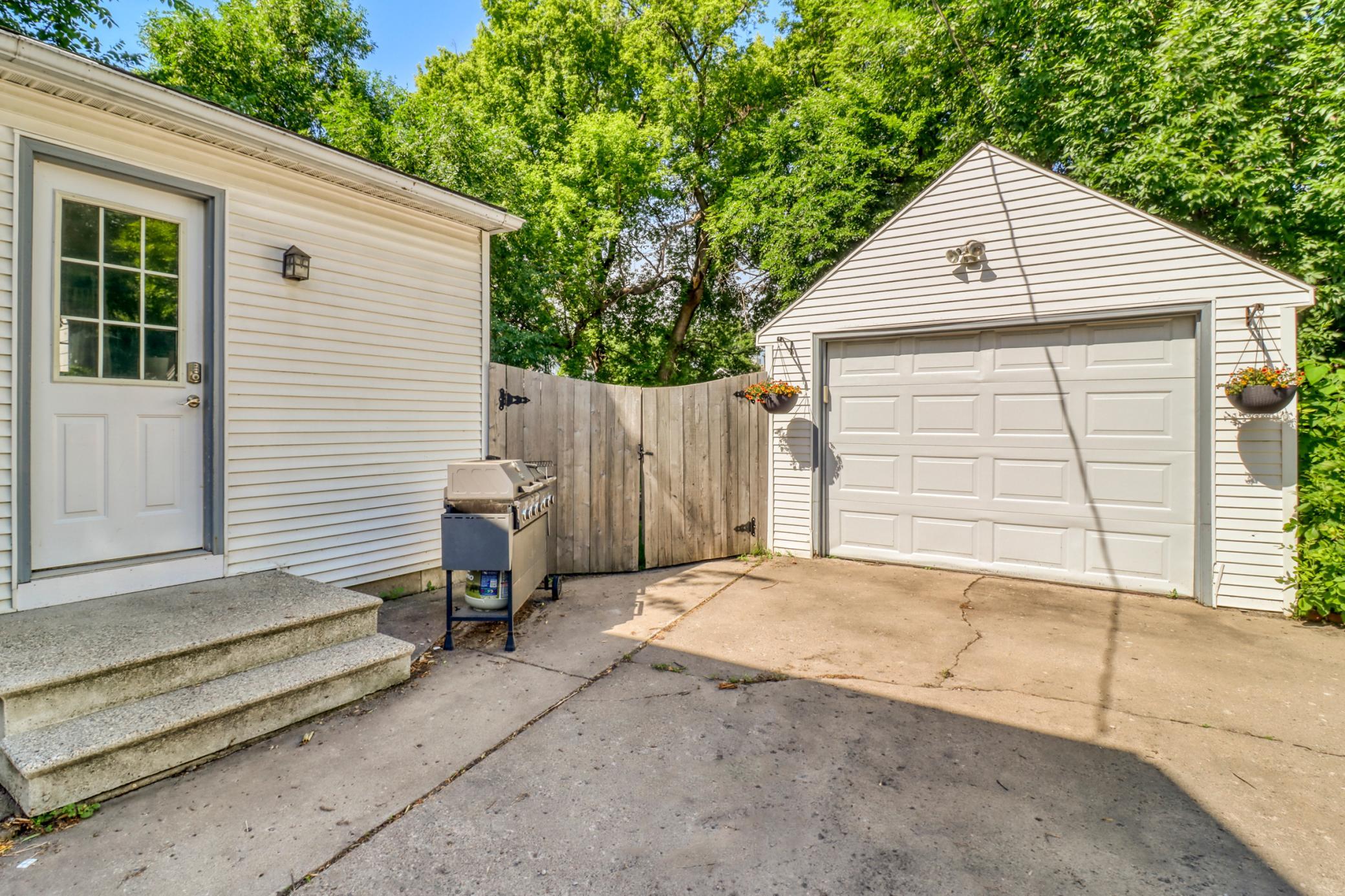 Garage1_0.JPG