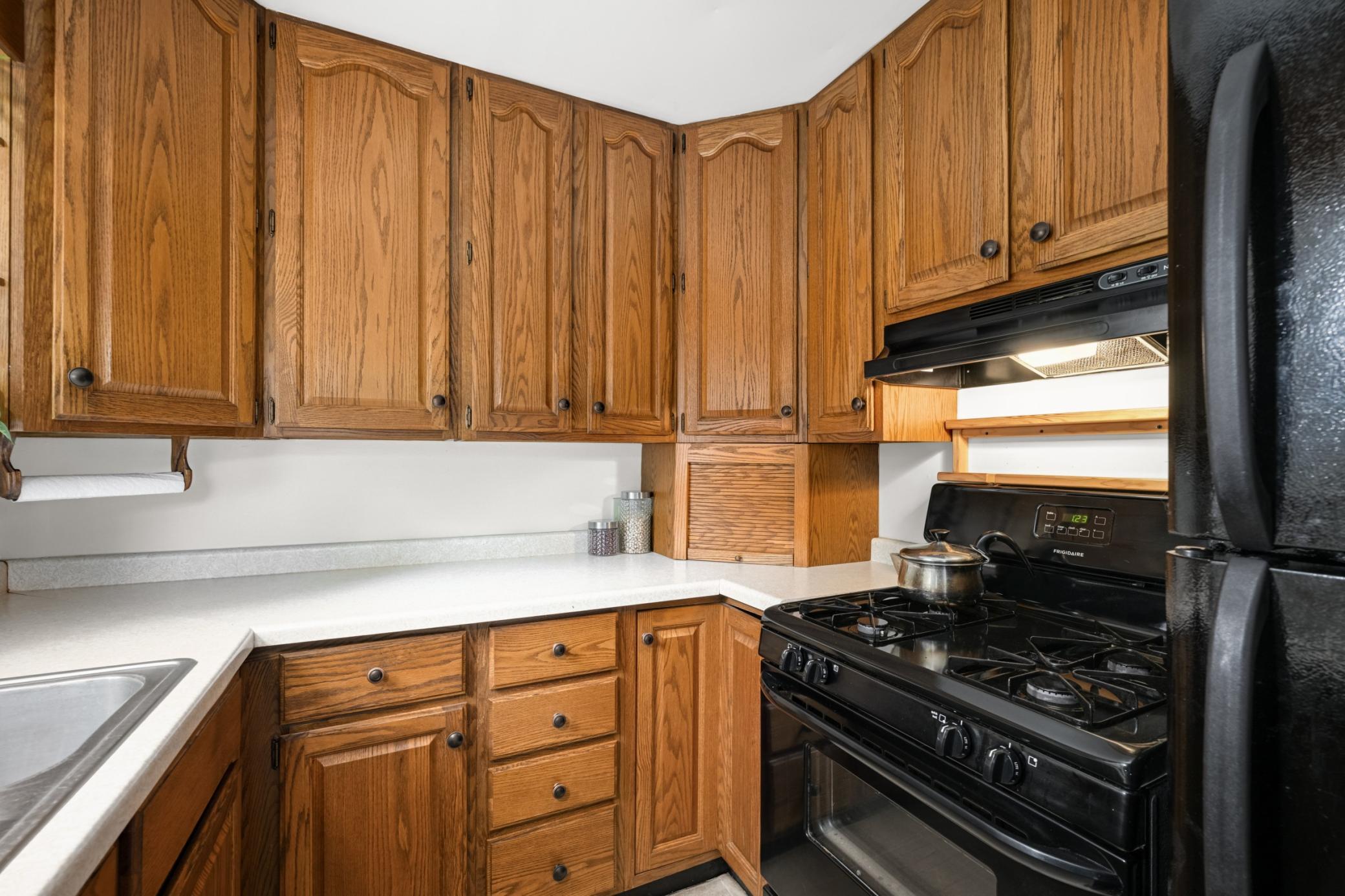 Many great work spaces, you will enjoy cooking meals in this kitchen.