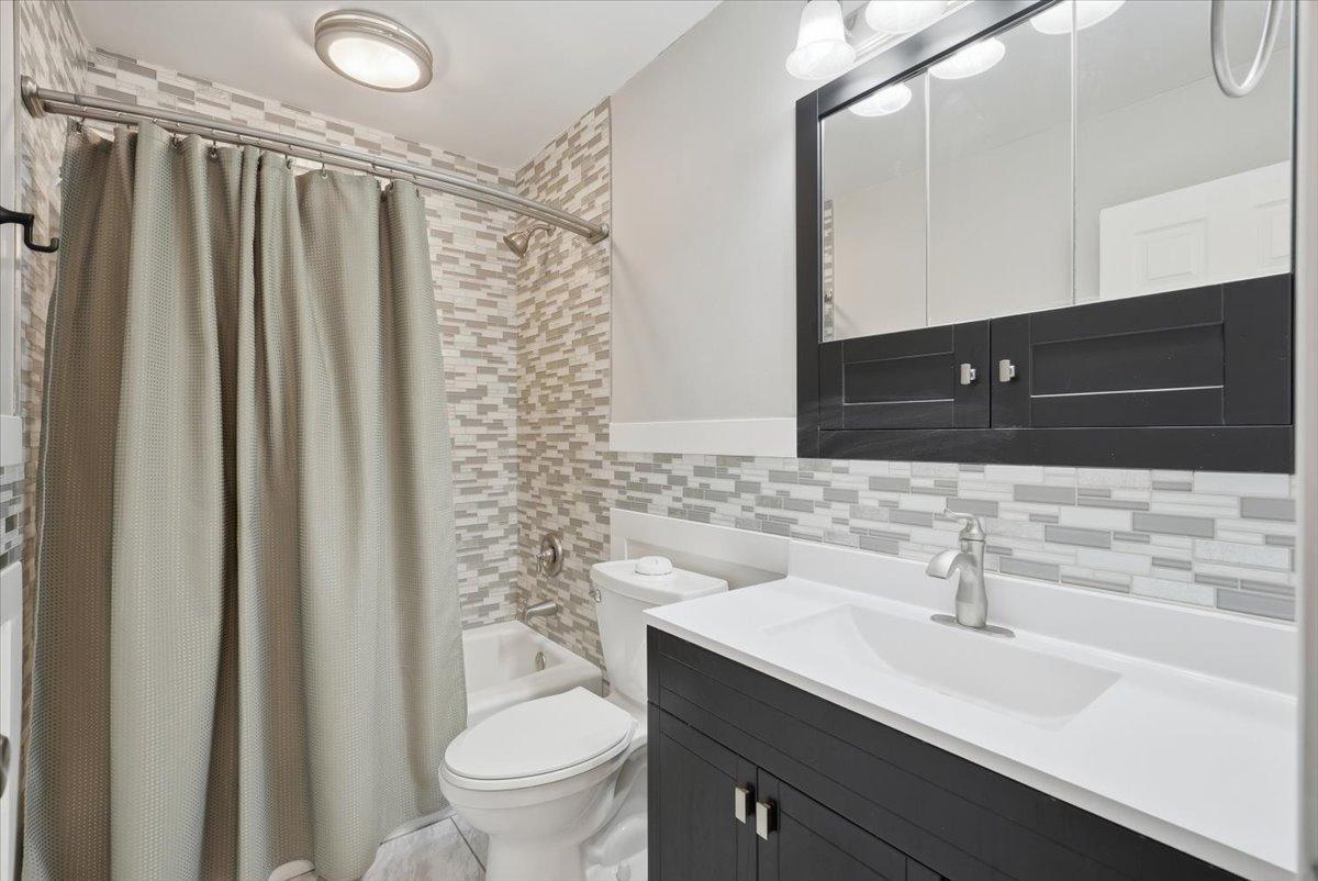 14-Bathroom 1.jpg