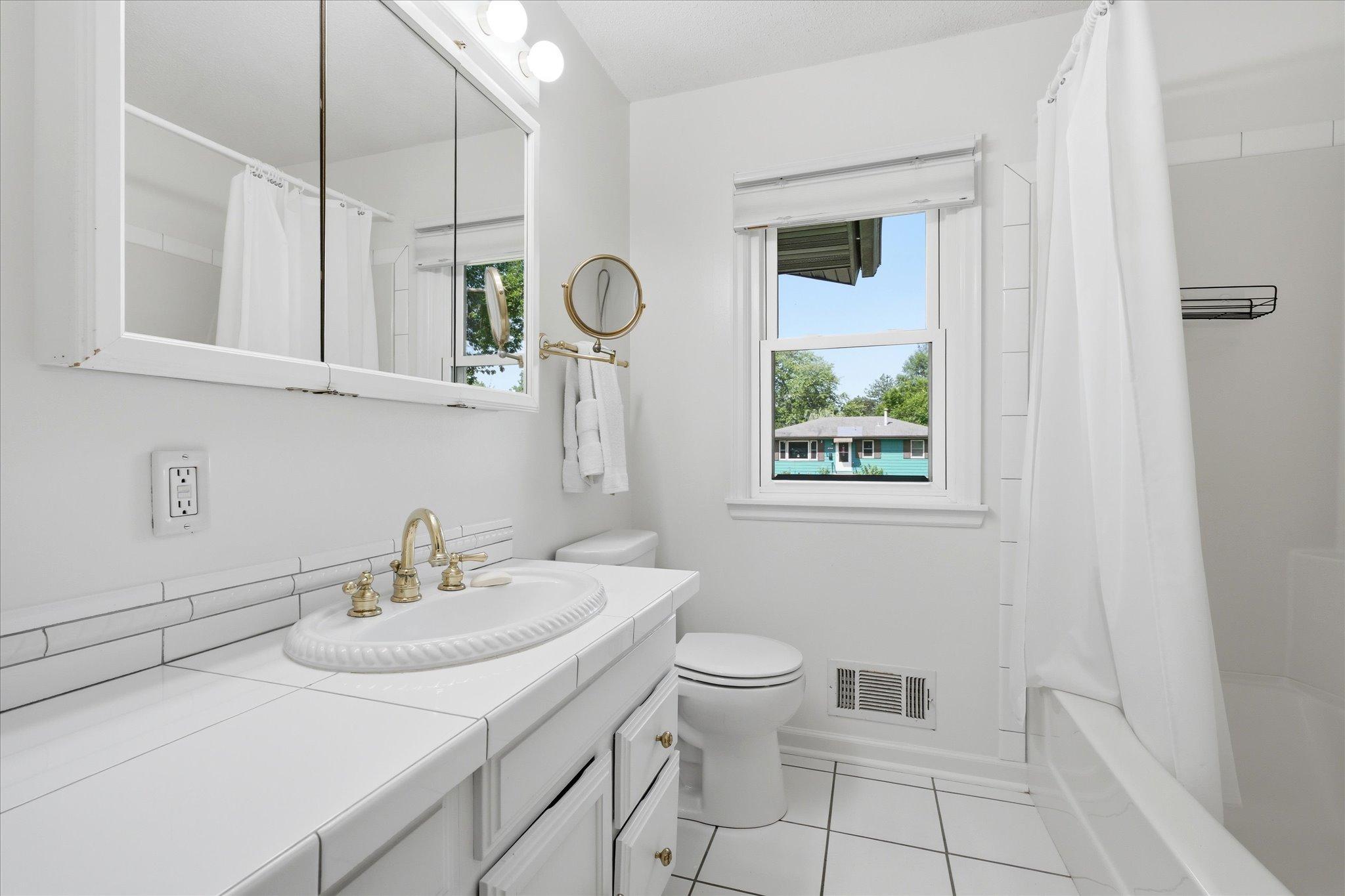 Spacious and functional main-level full bathroom