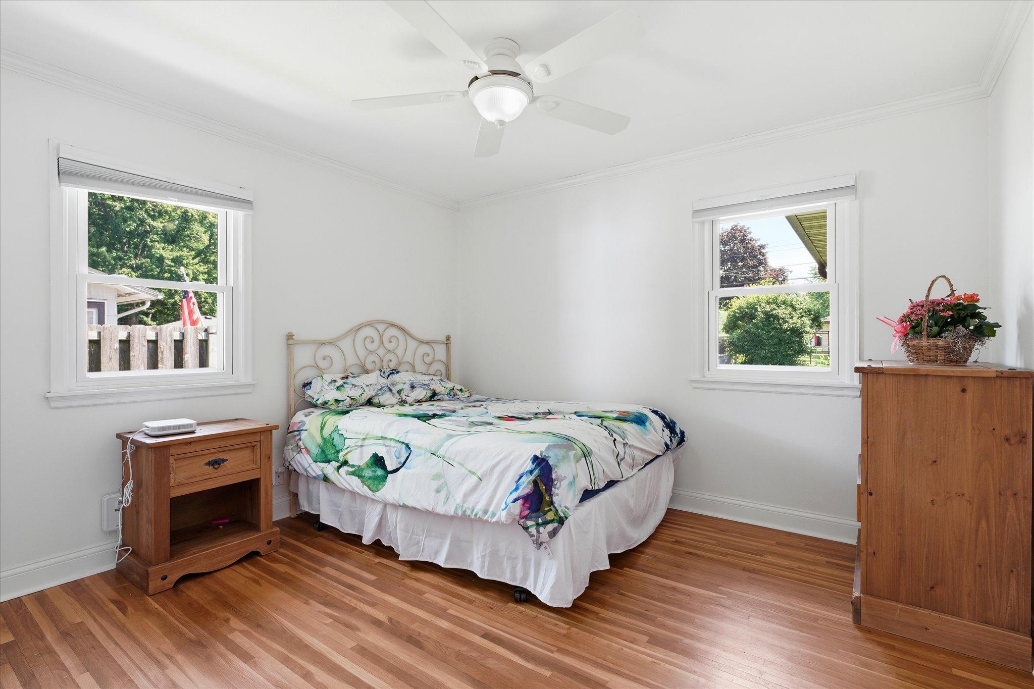 Bright and spacious bedroom offers comfort and versatility!