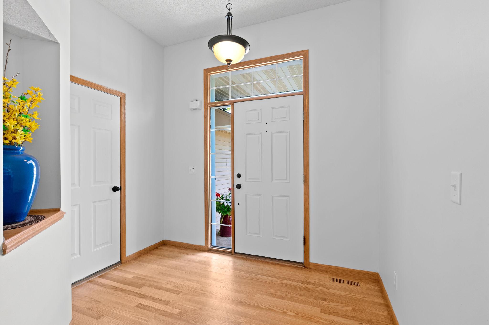 12-web-or-mls-19903 Excelsior Ln-12.jpg
